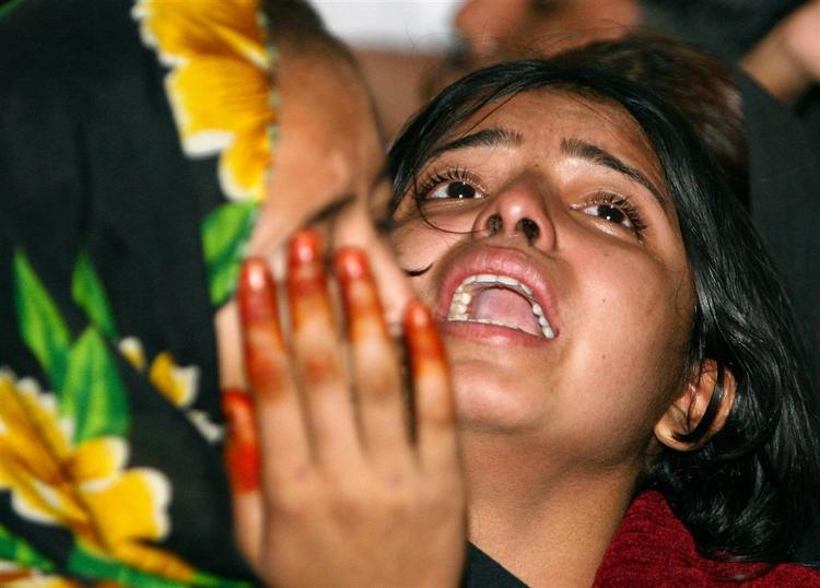 Folk er både samlet ved Bhuttos grav (billedet) og foran hendes hjem, hvor hendes testamente vil blive læst op i dag. 