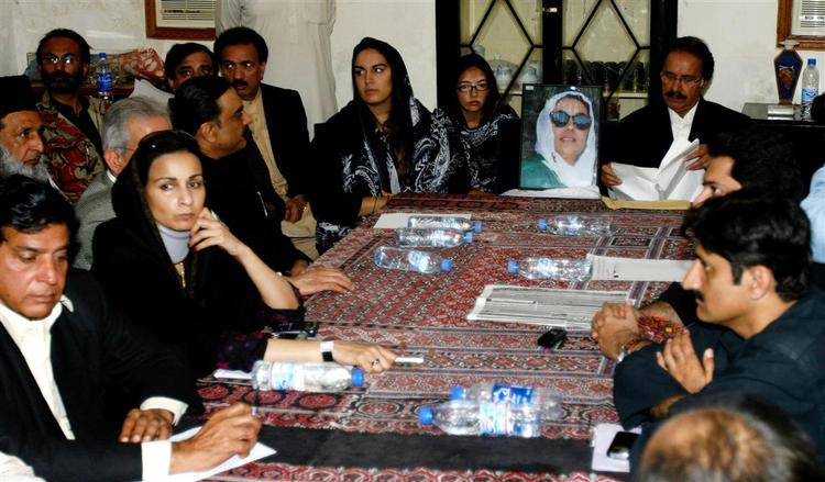 Benazir Bhuttos billede sad med ved bordenden, da PPP-partiets ledelse mødtes for at udpege Bhuttos afløsere - hendes søn og enkemand. 