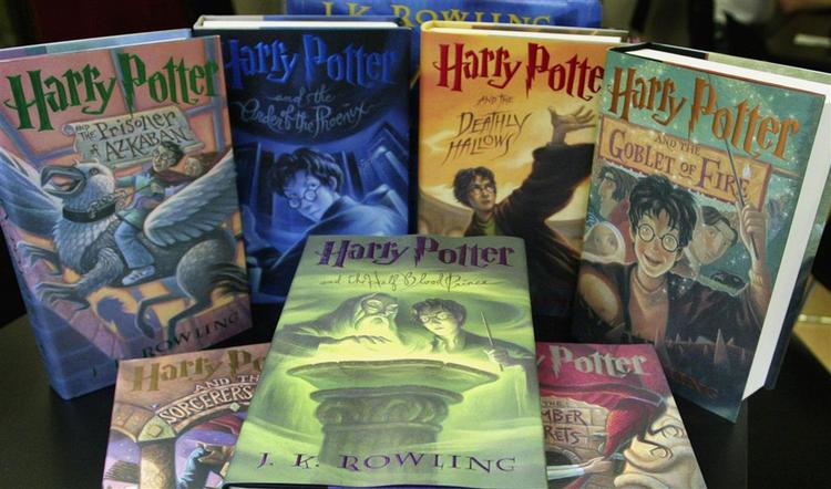 De syv bøger i serien om Harry Potter. J.K. Rowling vil ikke afvise at skrive en ottende bog, selv om det godt kan tage op til 10 år. 