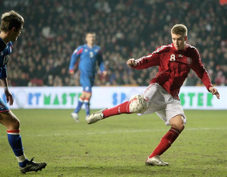 Nicklas Bendtner svinger højrebenet i årets sidste landskamp mod Island ... 