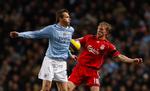 Dietmar Hamann og Dirk Kyut i duel i 0-0-kampen mellem Manchester City og Liverpool. 