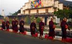 Buddhistiske munke passerer et teater i Bago i det sydlige Myanmar. 