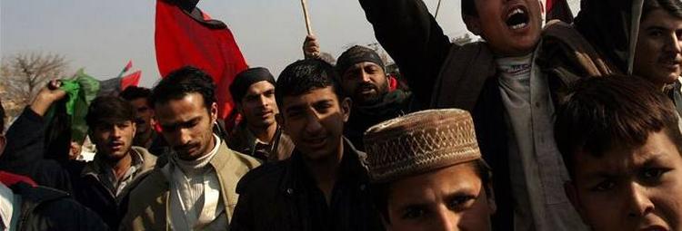 Tilhængere af Benazir Bhutto demonstrerer i Islamabads gader to uger inden valget  8. januar, som nu er udskudt. 