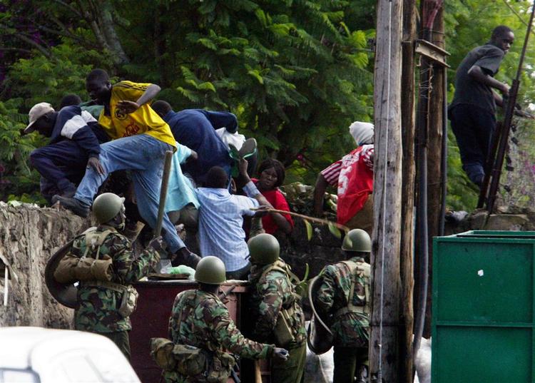Kenyanske specialstyrker forfølger tilhængere af oppositionen under urolighederne nytårsaftensdag. 