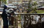 En kenyansk politimand overvåger en forsamling af oppositionstilhængere i slumområdet Kibera i Nairobi. 