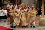 Paven ankommer til aftenmesse i St. Peters Basilikaen. 