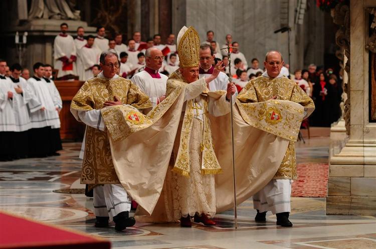 Paven ankommer til aftenmesse i St. Peters Basilikaen. 