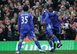 Chelseas Kalou (i midten) bliver fejret af sine holdkammerater efter at have scoret i kampen mod Fulham. 