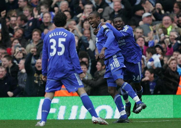 Chelseas Kalou (i midten) bliver fejret af sine holdkammerater efter at have scoret i kampen mod Fulham. 