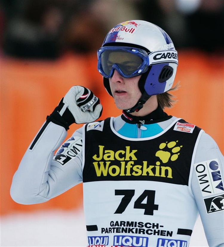 17-årige Gregor Schlierenzauer vandt den traditionelle skihopkonkurrence i Garmisch Partenkirchen. Dén konkurrence, som Danmarks Radio for første gang i årevis ikke transmitterede på grund af besparelser. 