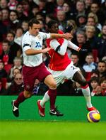 Arsenals Emmanuel Adebayor runder West Ham Uniteds Lucas Neill. Adebayor, der scorede et af Arsenals to mål i sejren, konkurrerer med Nicklas Bendtner om stamplads i Arsenals angreb. 