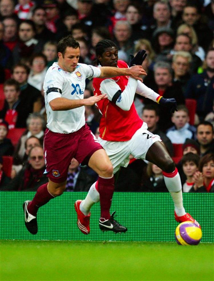 Arsenals Emmanuel Adebayor runder West Ham Uniteds Lucas Neill. Adebayor, der scorede et af Arsenals to mål i sejren, konkurrerer med Nicklas Bendtner om stamplads i Arsenals angreb. 