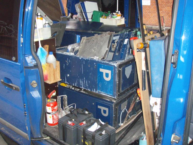 25 parkeringsautomater blev sprængt i luften af fyrværkeri. Her et par af dem i Parkering Københavns opsamlingsbil. 