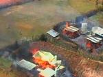 Dette billede taget af en fotograf fra Røde Kors viser bygninger, der brænder i den kenyanske by Eldoret. Det er i denne by, at der blev sat ild til en kirke, så mindst 50 mennesker indbebrændte. 