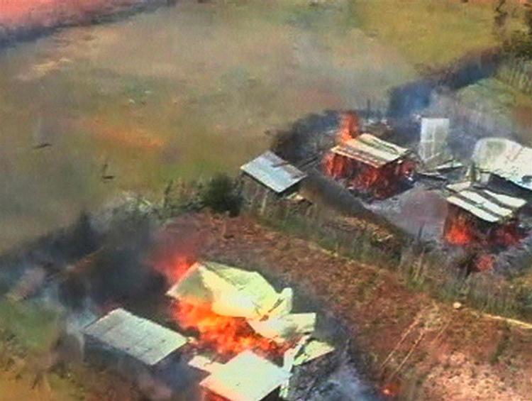 Dette billede taget af en fotograf fra Røde Kors viser bygninger, der brænder i den kenyanske by Eldoret. Det er i denne by, at der blev sat ild til en kirke, så mindst 50 mennesker indbebrændte. 