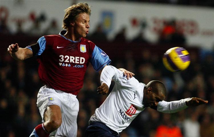 Martin Laursen, der ellers er en bundsolid forsvarsspiller hos Aston Villa, har også vist sig som meget målfarlig. Således også i dag, hvor han scorede sejrsmålet mod Tottenham. 