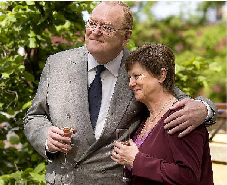 Ugler i mosen. Jesper Langberg  og Lisbet Dahl er de eneste tv-kendte, der er med i DR’s nye serie, ’Sommer’, der starter godt. Må den fortsat udvikle sig. 