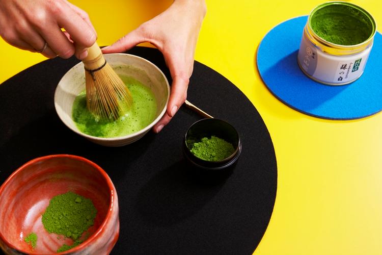 Den japanske matcha indeholder masser af mineraler og opkvikkende tein. 