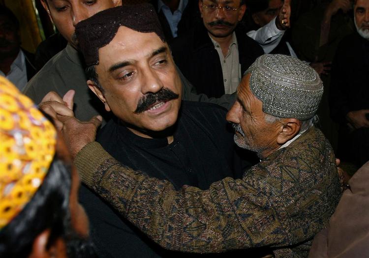 Benazir Bhuttos enkemand, Asif Ali Zardari, kommer til at lede hustruens parti, indtil sønnen er færdig med sine jura- og politikstudier på Oxford. 