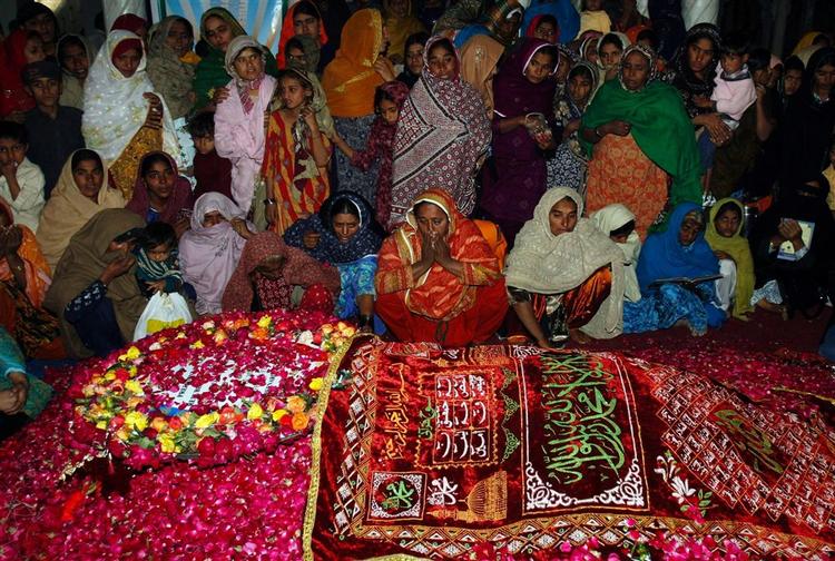 Tilhængere af afdøde Benazir Bhutto i sorg ved hendes gravsted. Parlamentsvalget i Pakistan er blevet udskudt fra 8. januar til 18. februar ovenpå attentatet mod den hjemvendte oppositionsleder. 
