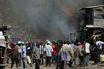 Bygninger er i brand i slumkvarteret Mathare i Kenyas hovedstad, Nairobi. 