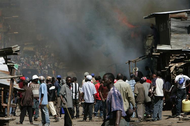 Bygninger er i brand i slumkvarteret Mathare i Kenyas hovedstad, Nairobi. 