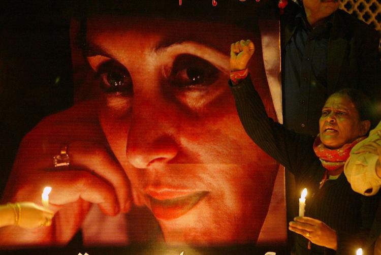 Storbritannien skal muligvis hjælpe Pakistan med at opklare mordet på Benazir Bhutto, der her mindes ved en ceremoni. 