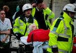 Ambulancefolk evakuerer kræftpatient. 