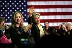 Hillary Clinton og datteren Chelsea håber at kapre de sidste vælgere i Indianola, Iowa, inden det går løs i morgen. 