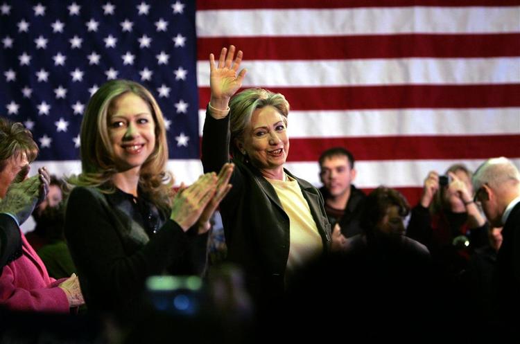 Hillary Clinton og datteren Chelsea håber at kapre de sidste vælgere i Indianola, Iowa, inden det går løs i morgen. 