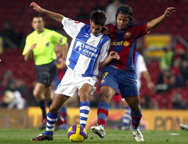 Mexicanske dos Santos (th) i duel med Alcoyanos Mora. 