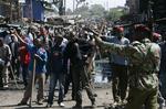 En demonstrant gemmer en machete, da politiet ankommer under en demonstration i Kenyas hovedstad, Nairobi, i går. 