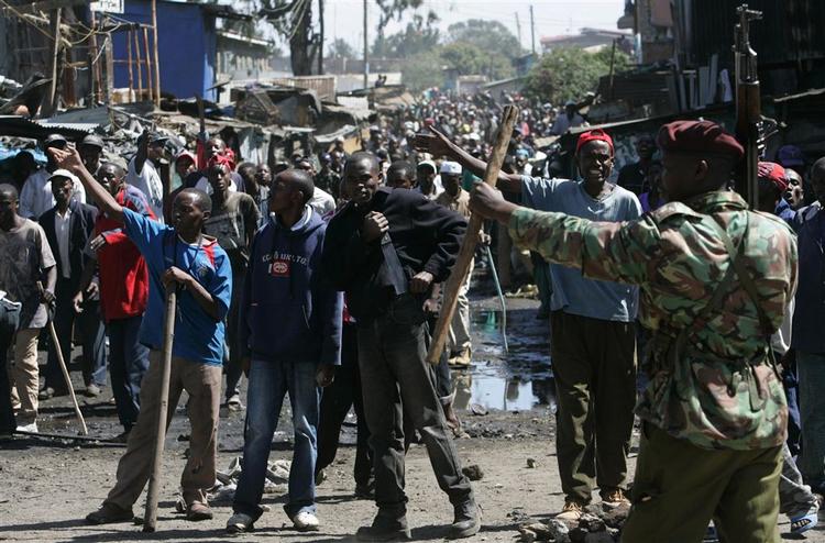 En demonstrant gemmer en machete, da politiet ankommer under en demonstration i Kenyas hovedstad, Nairobi, i går. 