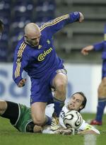 Max von Schlebrügge (liggende) fik en advarsel, da han i 2006 tabte til Brøndby i Royal League. Hannes Sigurdsson scorede Brøndbys tredje mål. 