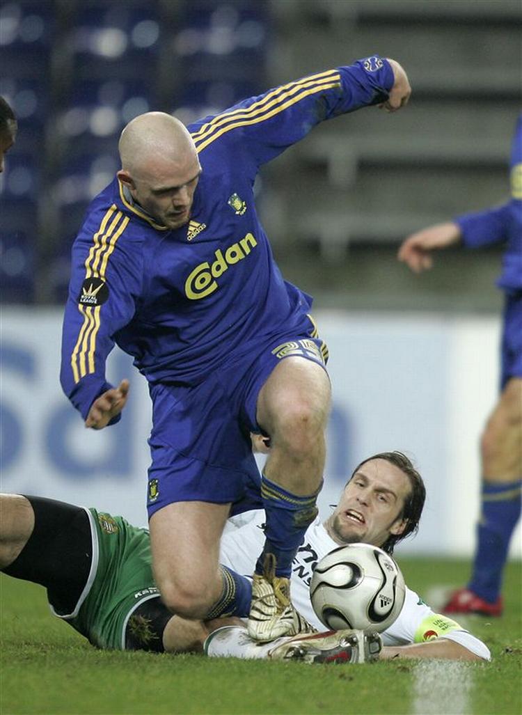Max von Schlebrügge (liggende) fik en advarsel, da han i 2006 tabte til Brøndby i Royal League. Hannes Sigurdsson scorede Brøndbys tredje mål. 