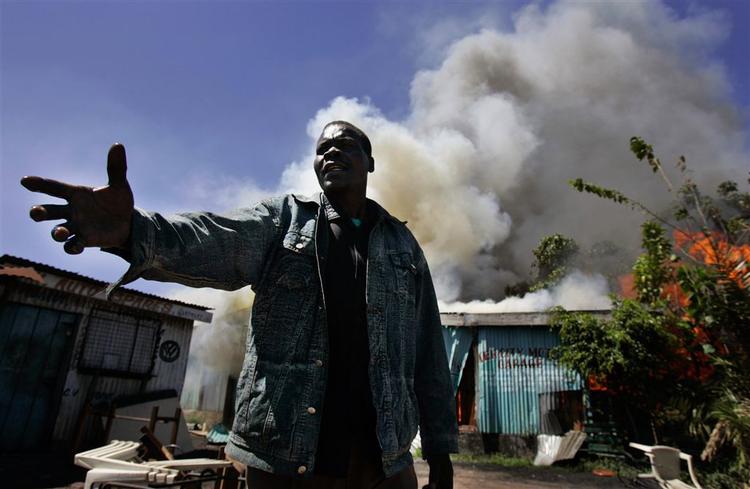 Kenyaner foran brændende butik i Nairobi. 