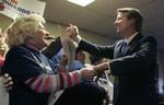 Den demokratiske kandidat John Edwards tager sig en svingom. I nogle meningsmålinger har han overhalet Hillary Clinton, men intet er givet på forhånd. 