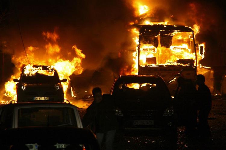 Brændende køretøjer i Diyarbakir efter angrebet. 