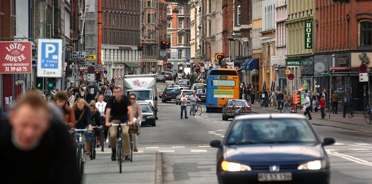 Trafik på Nørrebrogade. Pol.dk's læsere vil gerne være fri for bilerne på Nørrebrogade. 