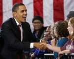 Obama hilser på sine vælgere i Waterloo, Iowa. 