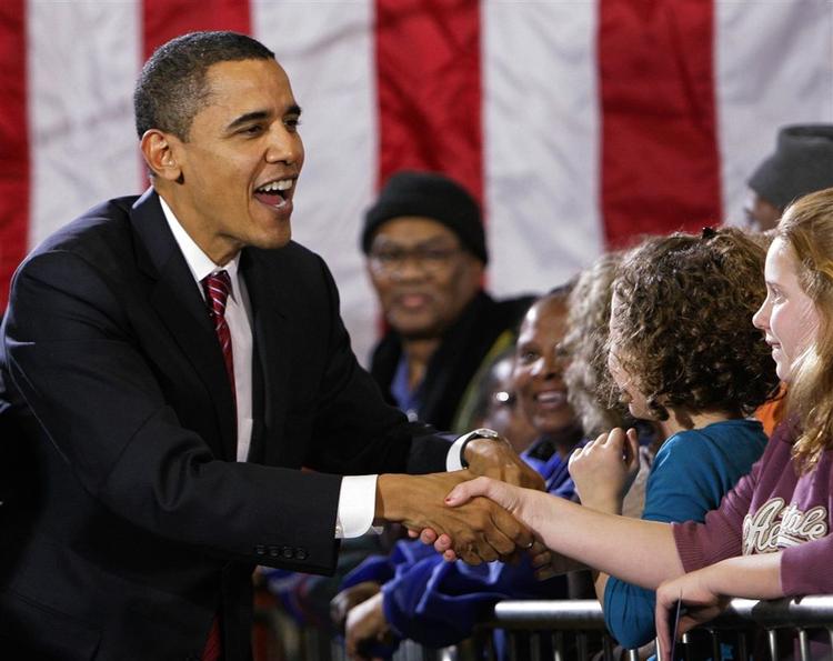 Obama hilser på sine vælgere i Waterloo, Iowa. 
