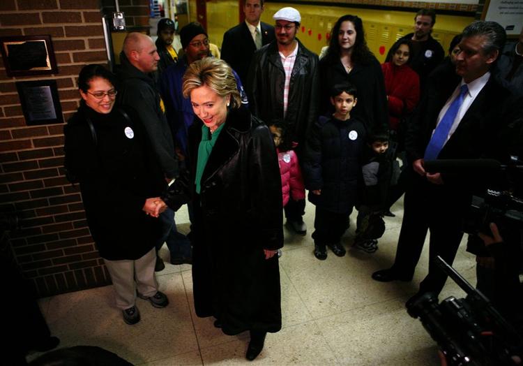 Hillary Clinton hilser på de demokratiske vælgere, der er mødt op på Lovejoy folkeskolen i Des Moines, Iowa - et af aftenens 1.781 valgsteder. 