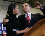 Barack Obama og hans kone Michelle på deres valgturne i Iowa. 