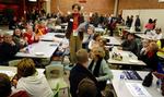 Reglerne forklares af en mødeleder inden der skal vælges en kandidat i Le Mars i Iowa. 