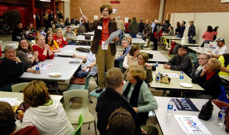 Reglerne forklares af en mødeleder inden der skal vælges en kandidat i Le Mars i Iowa. 