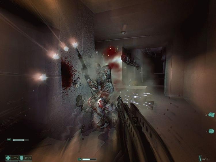 'F.E.A.R.' og dets to udvidelser arbejder med et slowmotion-system, hvor bevægelser sløves, så du bedre kan ramme op til flere fjender på en gang. Et lyspunkt i en gyserserie, der har mistet sit gys. 