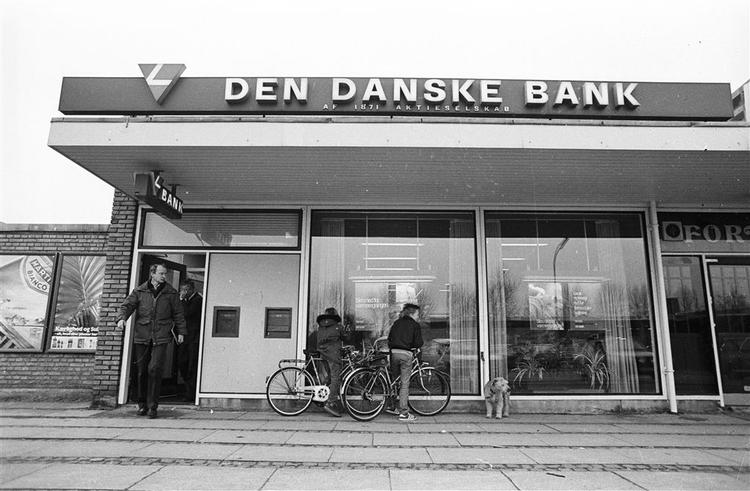 Et flertal i Folketinget vil have undersøgt, om efterforskningen af et af danmarkshistoriens største og mest dramatiske røverier mod en pengetransport ved Lyngby i 1983 blev bremset som følge af en politisk beslutning i Justitsministeriet. 
