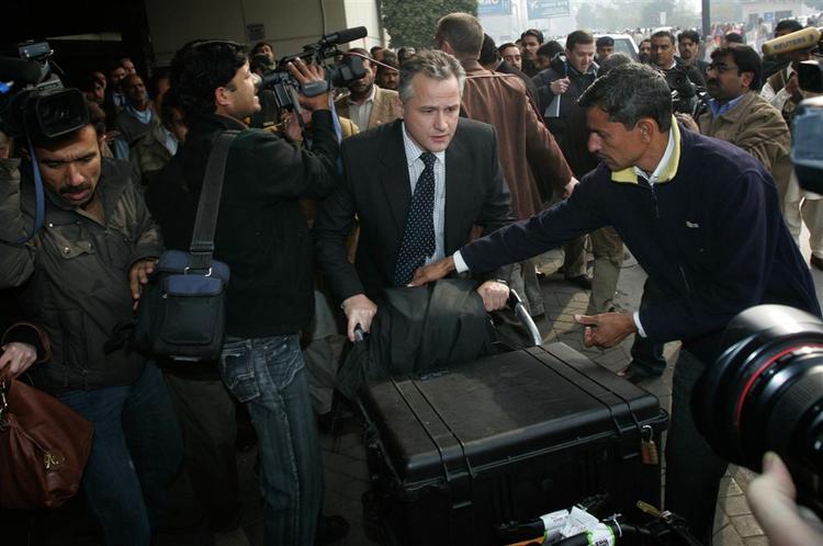 Britiske kriminalteknikere ankommer til Pakistan for at deltage i efterforskningen af Bhutto-drabet. 