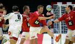 Det danske EM-hold skal i weekenden finpudse formen i en opvarmningsturnering. Håndboldsmændende starter med en kamp mod Norge i Roskilde i aften. Her ses de i aktion ved sidste EM i 2006. 