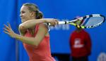 Caroline Wozniacki og Lindsay Davenport har begge vundet deres første kamp i Memphis, hvor de er seedet til at mødes i kvartfinalen. 